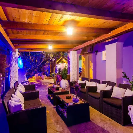 Aura - Adult Only Apartment *